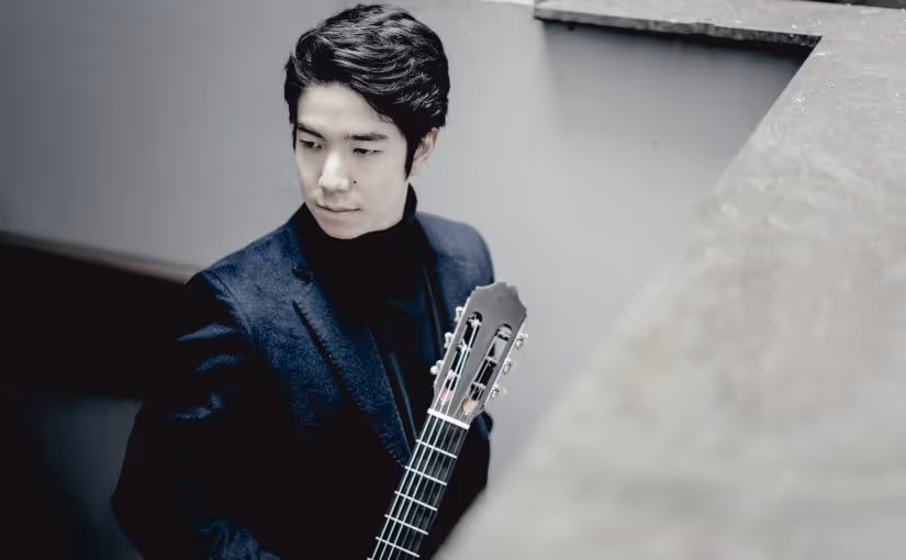 クラシックギター講師 岡本拓也