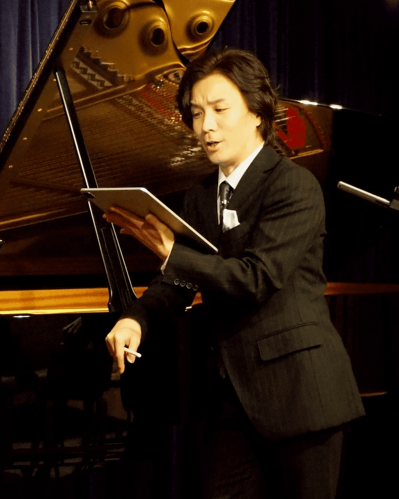 「本物を目指した衣装・演出なのか、ちょっとファンタジー物で、いろんな要素を混ぜているのか?といったことも演出家にお聞きします。」