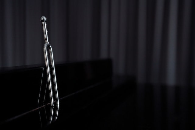 音叉。純音という混じり気のない音に近い音色です。