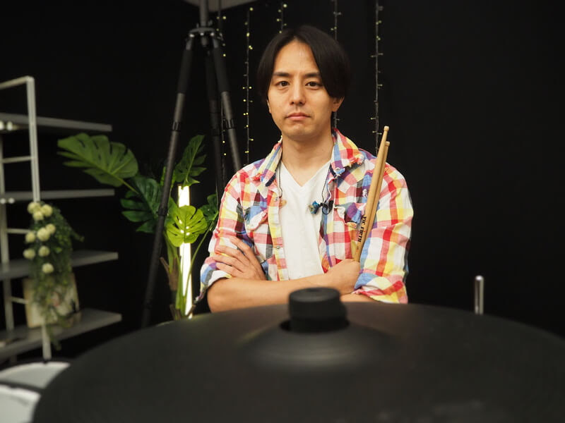 「8ビートさえ叩ければ多くの曲と合わせることができますので、気を楽にして始めてください」